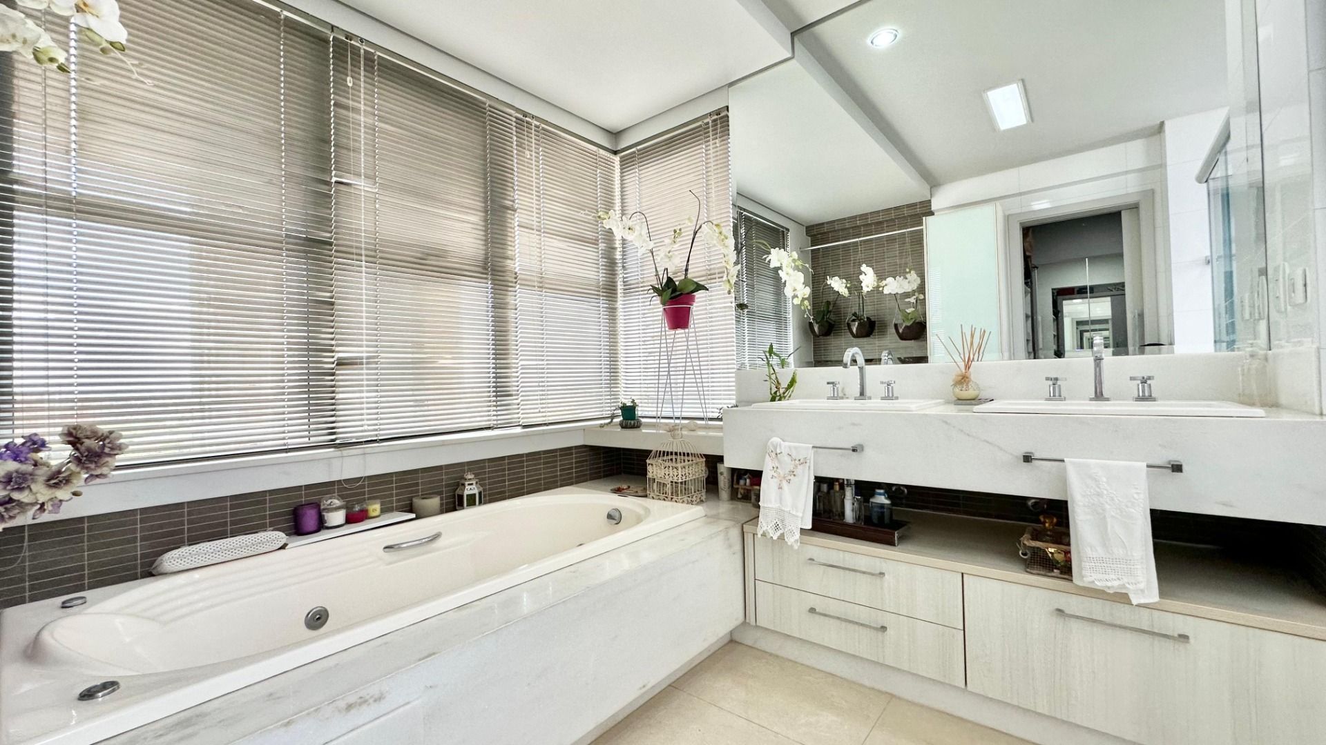 Foto do imóvel: Apartamento com 3 Quartos à Venda, 215 m²em Bela Suiça - Londrina