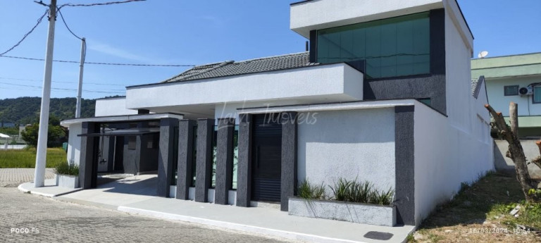 Casa com 3 Quartos à Venda, 300 m² em Santa Cruz - Rio De Janeiro
