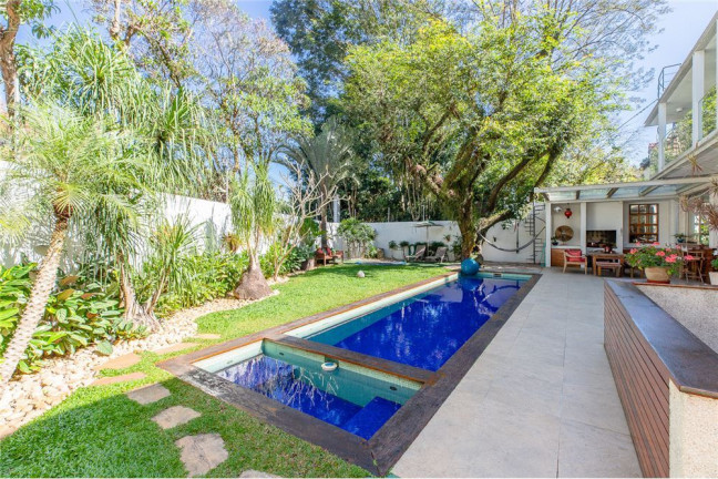 Casa com 4 Quartos à Venda, 350 m² em Granja Julieta - São Paulo