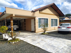 Casa com 3 Quartos à Venda, 187 m² em Bom Retiro - Joinville