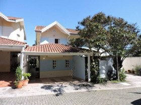 Casa de Condomínio com 3 Quartos à Venda, 211 m² em Chácara Pavoeiro - Cotia
