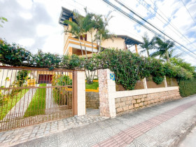Casa com 4 Quartos à Venda, 249 m² em Coqueiros - Florianópolis