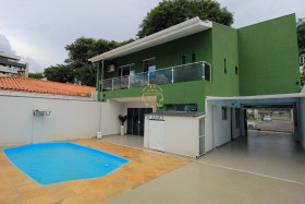 Casa com 3 Quartos à Venda, 480 m² em Bacacheri - Curitiba