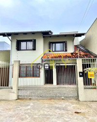 Sobrado com 3 Quartos à Venda, 232 m² em Bucarein - Joinville