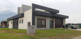 Casa com 4 Quartos à Venda, 600 m² em Atlântida Sul - Osório