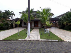 Casa com 6 Quartos para Alugar, 700 m² em Bouganville - Peruíbe