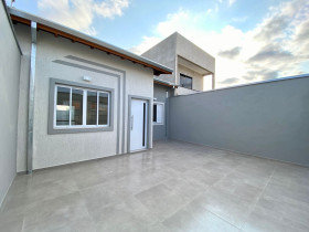 Casa com 3 Quartos à Venda,  em Loteamento Residencial E Comercial Flamboyant - Pindamonhangaba