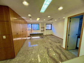 Sala Comercial à Venda, 32 m² em Perdizes - São Paulo