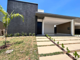Casa com 3 Quartos à Venda, 210 m² em Jardim Imperial - Cuiabá
