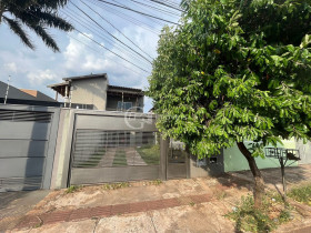 Sobrado com 4 Quartos à Venda,  em Vila Palmira - Campo Grande