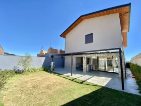 Casa de Condomínio com 3 Quartos à Venda, 300 m² em Jardim Novo Mundo - Jundiaí
