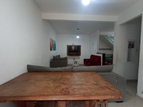 Casa com 3 Quartos para Alugar, 110 m² em Estuário - Santos