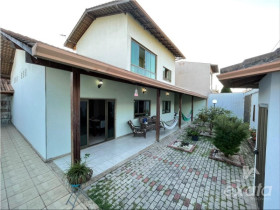 Casa com 3 Quartos para Alugar ou Temporada, 271 m² em Colina De Laranjeiras - Serra