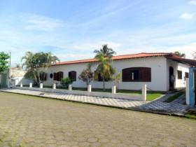 Casa com 4 Quartos à Venda, 560 m² em Parque Turístico - Peruíbe