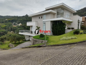 Casa com 4 Quartos à Venda, 530 m² em Córrego Grande - Florianópolis