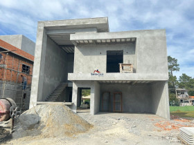 Casa de Condomínio com 3 Quartos à Venda, 420 m² em São João Do Rio Vermelho - Florianópolis