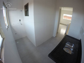 Sobrado com 2 Quartos à Venda, 48 m² em Guilhermina - Praia Grande