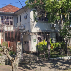 Casa com 8 Quartos à Venda,  em Petrópolis - Porto Alegre