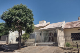 Casa à Venda, 300 m² em Jardim Aratimbó - Umuarama