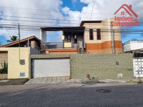 Casa com 4 Quartos à Venda, 280 m² em Fátima - Fortaleza