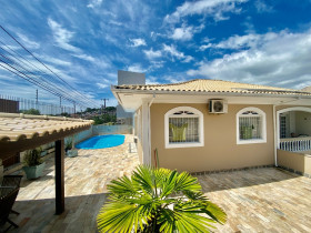 Casa com 4 Quartos à Venda, 236 m² em Capoeiras - Florianópolis