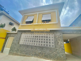 Casa com 3 Quartos para Alugar, 327 m² em Embaré - Santos