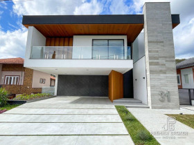 Casa com 4 Quartos à Venda, 330 m² em Várzea - Teresópolis