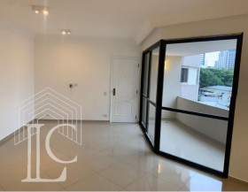 Apartamento com 3 Quartos para Alugar, 120 m² em Moema - São Paulo