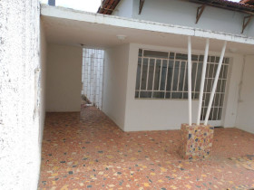 Casa com 4 Quartos para Alugar, 100 m² em Centro - Montes Claros