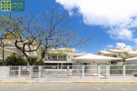 Casa com 3 Quartos para Alugar ou Temporada, 100 m² em Centro - Bombinhas