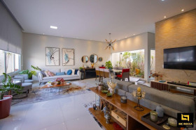 Casa com 3 Quartos à Venda, 213 m² em Parque Dos Pássaros