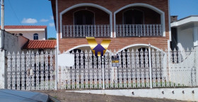 Casa com 4 Quartos para Alugar,  em Região Central - Caieiras