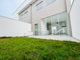Casa com 3 Quartos à Venda, 124 m² em Morada de Laranjeiras - Serra